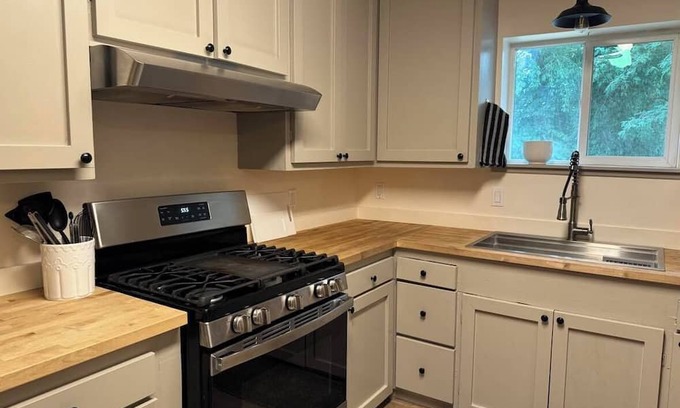 Grants Pass House | Hop Yard Cottage - Safe & Comfy Mid-term Furnished 30-day min.