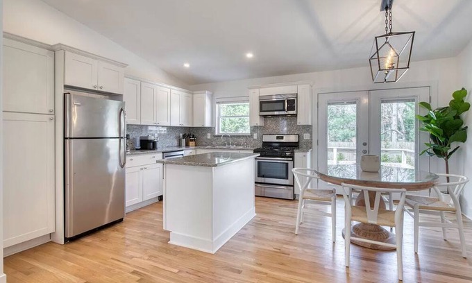 Springs Cottage | Charming cottage with 3 bedrooms and WiFi, AC in welcoming East Hampton Springs