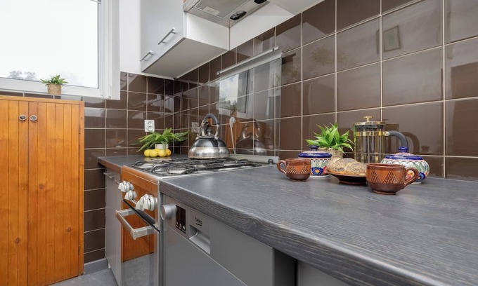 Saska Kepa Apartment | Apartment With Balcony by Renters