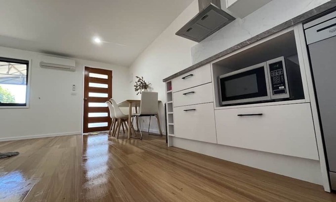 Florey House | New and cozy entire 3 bedroom guesthouse free parking