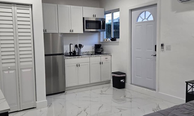 Sunrise Apartment | Cozy studio with Independent entrance and WiFi in lovely Sunrise.