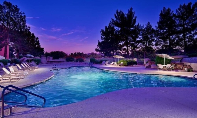 Paradise Foothills Condo | BEAUTIFUL CONVENIENT CONDO ON GOLF COURSE, 5 POOLS, 5 SPAS, WALKING PATHS!