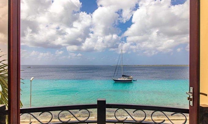 Playa House | Aqua View Apartment - A modern 2-bedroom apartment in the heart of Kralendijk.