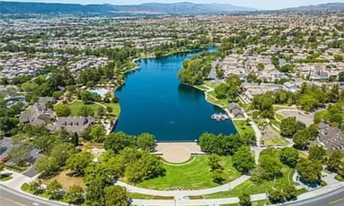 Temecula House | Lake House 10 Minutes to Award Winning Wineries in Temecula Wine Country