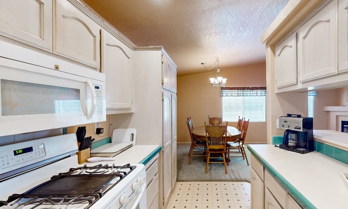 Meadview House | 3bd, dog-friendly home with central AC