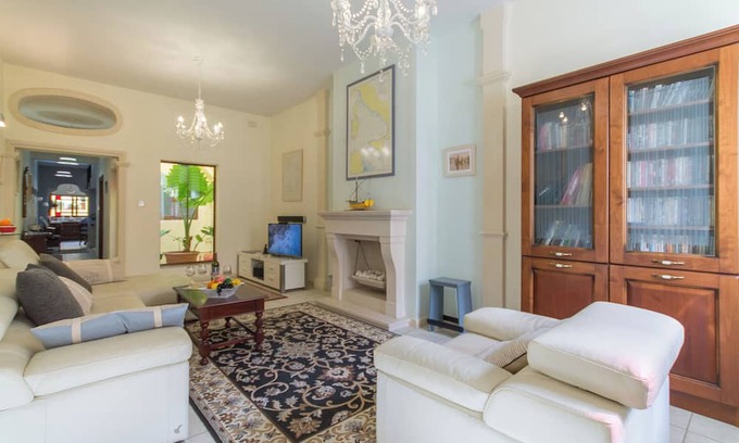 Kalkara Villa | Well Located Cozy house & Courtyard Kalka