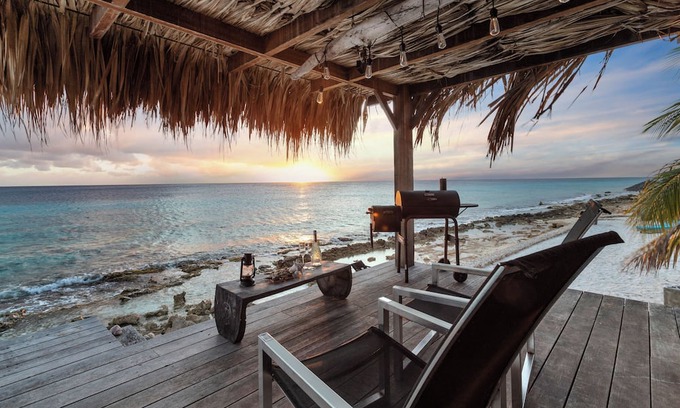 Belnem Villa | Extraordinary Oceanfront Villa: The Lake