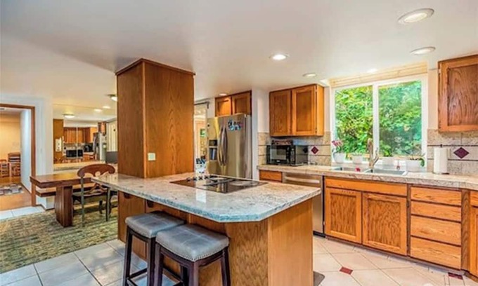 Lake Hills House | 10 min walk to Downtown - Large 7 bedroom house