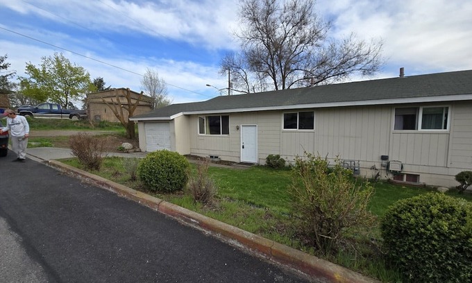 Spokane Valley House | Fully furnished 4bed 2bath Townhome in convenient location of Spokane Valley.