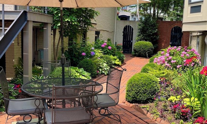 Logan Circle Apartment | Cozy, modern apartment in the heart of DC!