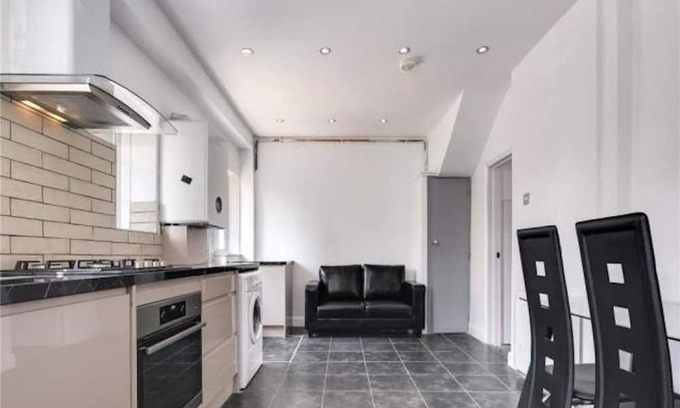 Tower Hamlets House | Limehouse Townhomes Modern 4-bedroom 3-bathroom Townhome with a Private Garden