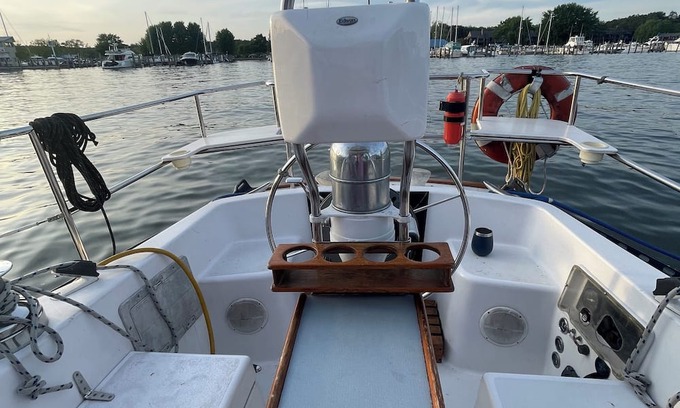 Holland Boat Rental | Enjoy a sailors stay in Holland Michigan at Macatawa Bay.