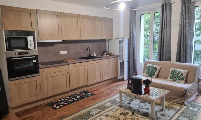 Les Puces de Saint-Ouen Apartment | Vrbo Property