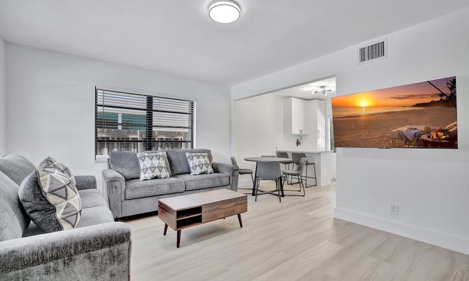 Tarpon River House | Updated 2/2 Close to Downtown