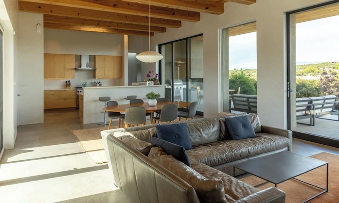 La Tierra House | Lovely contemporary home with expansive views