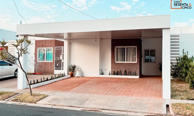 San Miguel House | Casa 65, cómoda y espaciosa casa de dos habitaciones en San Miguel
