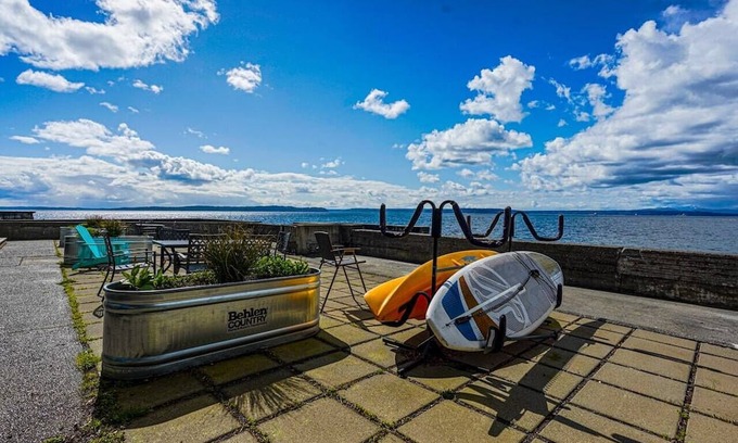 Alki Apartment | Waterfront Oasis 2-BR Apt near Alki Beach