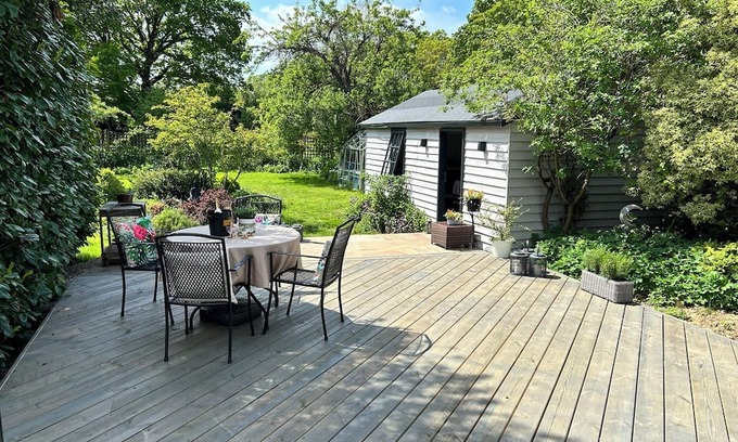 Cranleigh House | Cranleigh home w/great room & annexe. 4 bedrooms, sleeps 7+