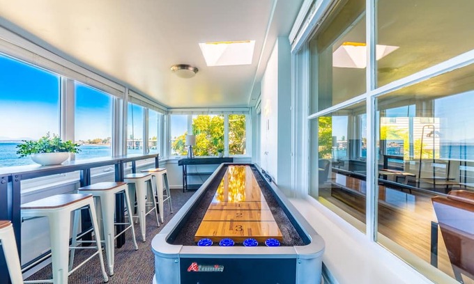Alki Apartment | Waterfront Penthouse with Panoramic Views near Alki