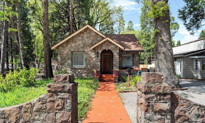Mount Shasta House | Mt. Shasta Stone Home & Studio