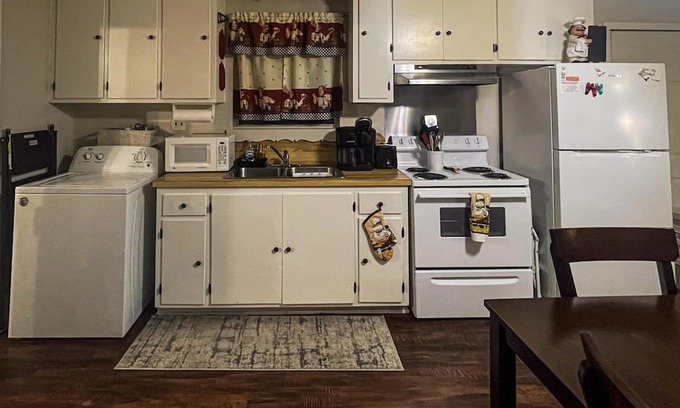 Lake Charles House | Cozy Cajun Cabin Quiet Retreat on the Bayou 1B 1B