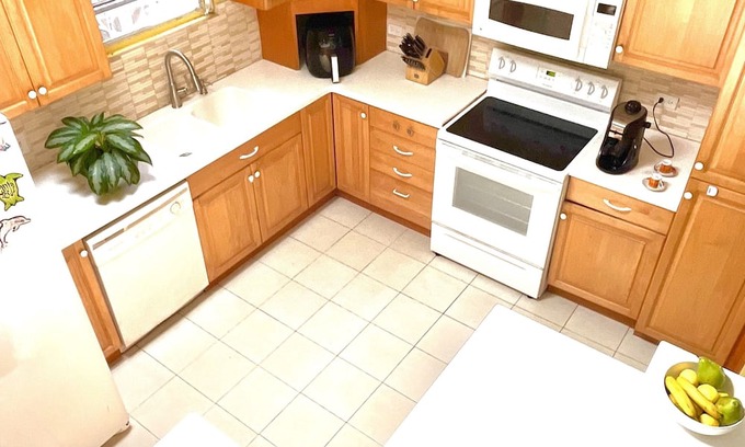 Estate Marys Fancy House | Spacious family friendly house, in quiet safe neighborhood. Huge yard and porch!