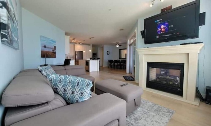 Central Okanagan Condo | 7102 - Beachfront Stunner - Boat Slip Availablenn