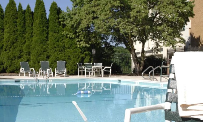 Rockville House | Convenience Near I-270: Non-Smoking Rooms, Free Parking