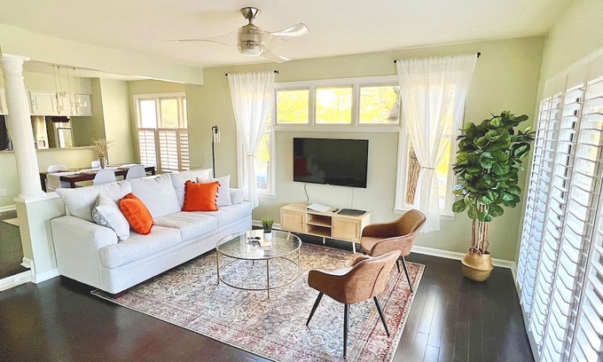 Cherry Condo | Elegant & Cozy 2BR Retreat in Historic Meyers Park. Swimming Pool and Terrace!