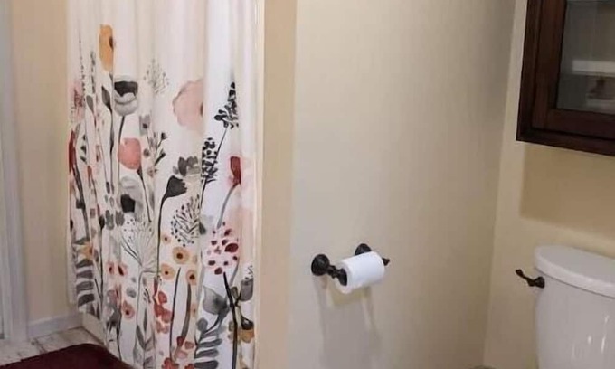 Centre Hall Apartment | Manor Road Getaway
