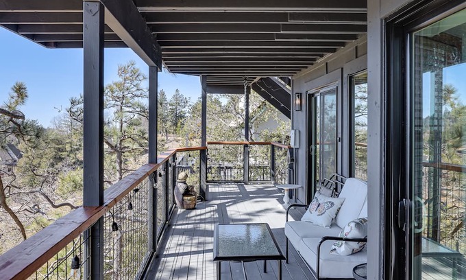 Lake Arrowhead Cabin | Mountain-View Lake Arrowhead Cabin w/Deck!