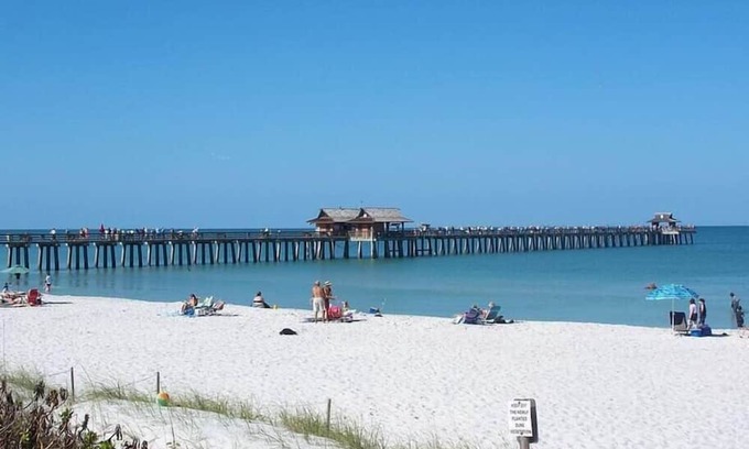 Naples Park House | The Vanderbilt Pearl, 1 Mile to Beach, Pool