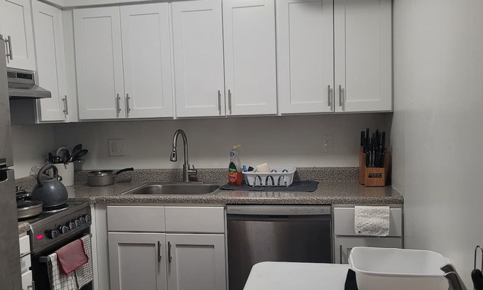 Wynnefield Apartment | 5 mins to St. Joe's and 10 mins to Linkednor hospital, 5 mins from food areas.