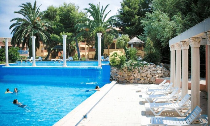 Les Hauts de Canet Apartment | Pretty haven of peace with pool