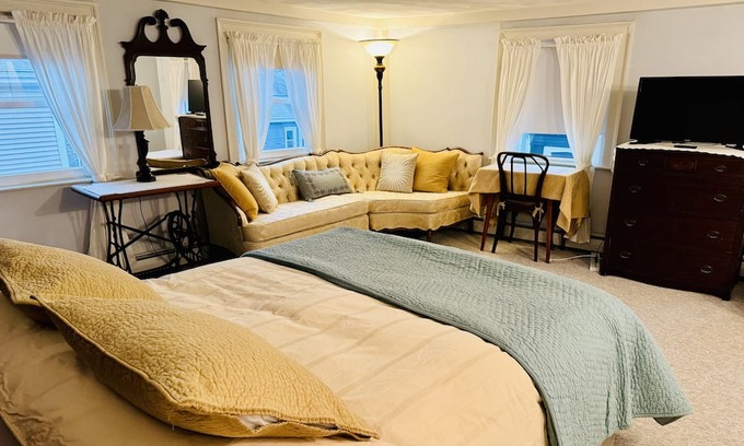 Salem Bed & Breakfast | Charming 3rd floor room for 2. Walk to all attractions, train & beaches.