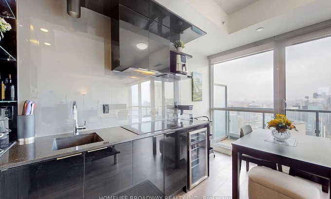 Financial District Apartment | One bedroom luxury condo located within the heart of Toronto financial district!