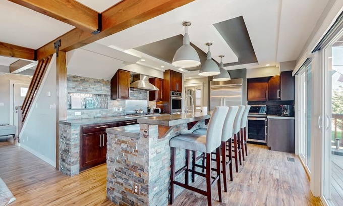Bellingham House | Stunning mountain view home on 10 acres with a washer/dryer