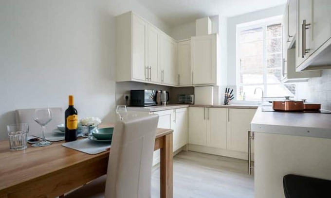 Churchill Apartment | Luxury suite with balcony near London Victoria