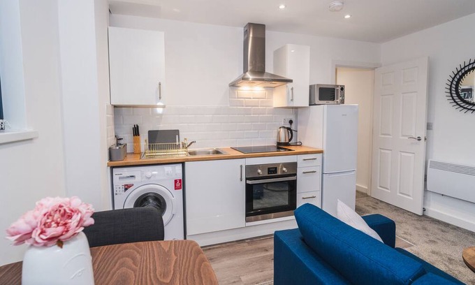 Wakefield Apartment | Thornhill House Modern City Center Apartment