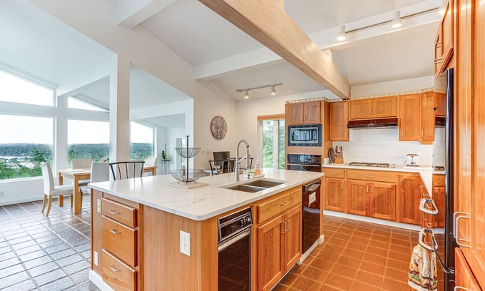 Port Orford House | Peaceful Port Orford Retreat w/ Hot Tub & Views!