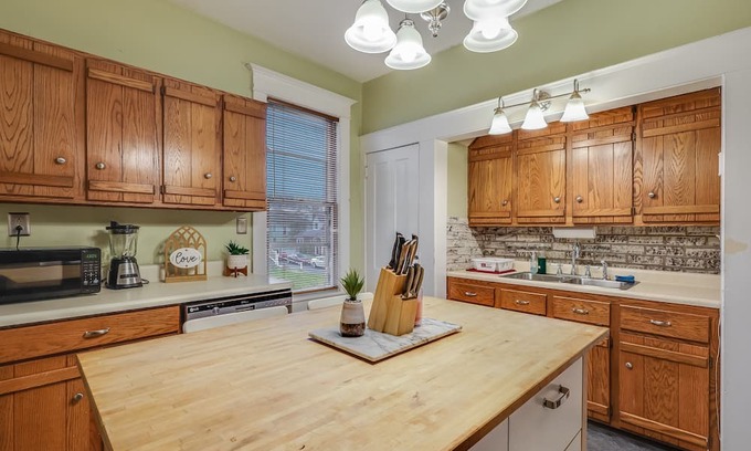 Cumberland House | Your Private Oasis with Stunning Mountain Vistas