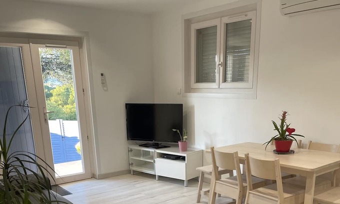Lancon-Provence Apartment | Appartement 4 Personnes Avec Terrasse Dans la Pinède au Coeur de la Provence