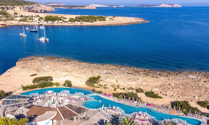 San Antonio Bay Resort | All inclusive swim up studio at family friendly Ibiza resort