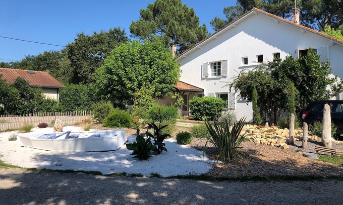 Saint-Morillon House | Vacation Home "Gite D'ici Et D'Ailleurs" with Shared Heated Pool, Private Terrace & Wi-Fi