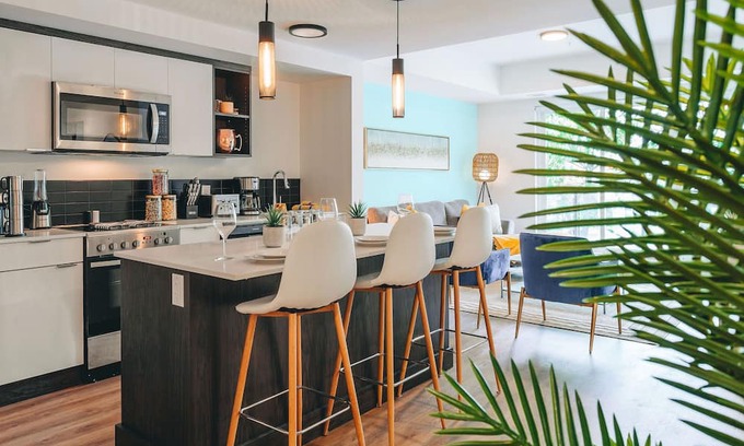 Rutland Apartment | The Waikiki Retreat | King-bed + 11 minutes from downtown! | Pet-friendly!