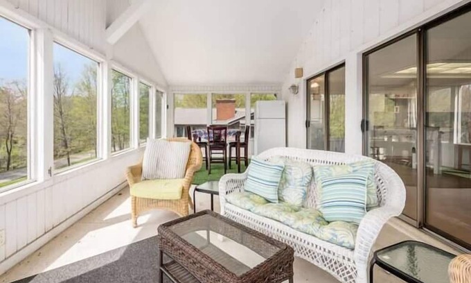 Howard House | Sunset Lake House - Apple Valley Lake!
