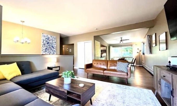 Old West Side House | Cozy 3bdr 1 mile to Downtown w/ Parking