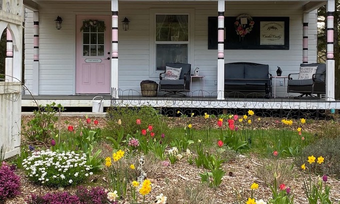 Poulsbo Cottage | 20 acre farm Homestead Flowering Cottage
