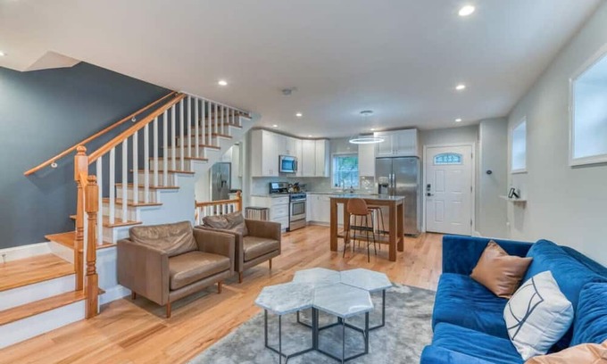 Washington House | Ash Abode - Free Secured Parking