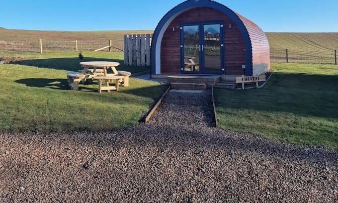 Eyemouth Cabin | Cheviot -luxury pods with Private hot tubs - BBQ -750m to Beach- family friendly